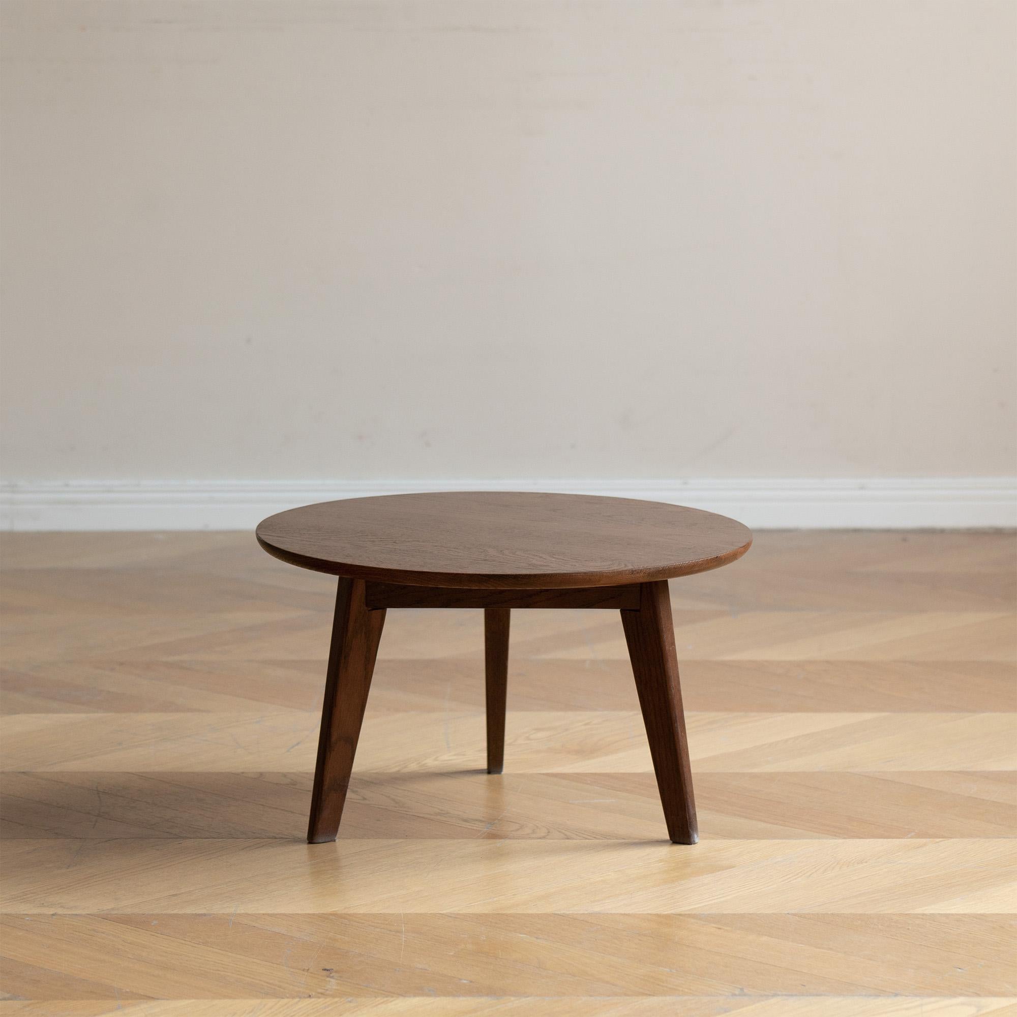 Mid Century Coffee Table with 2-Tier Design & Non-Toxic Finish, Low-Profile Side Table for Living Room, 23.5″ L x 23.5″ W x 13.5″ H, Oak