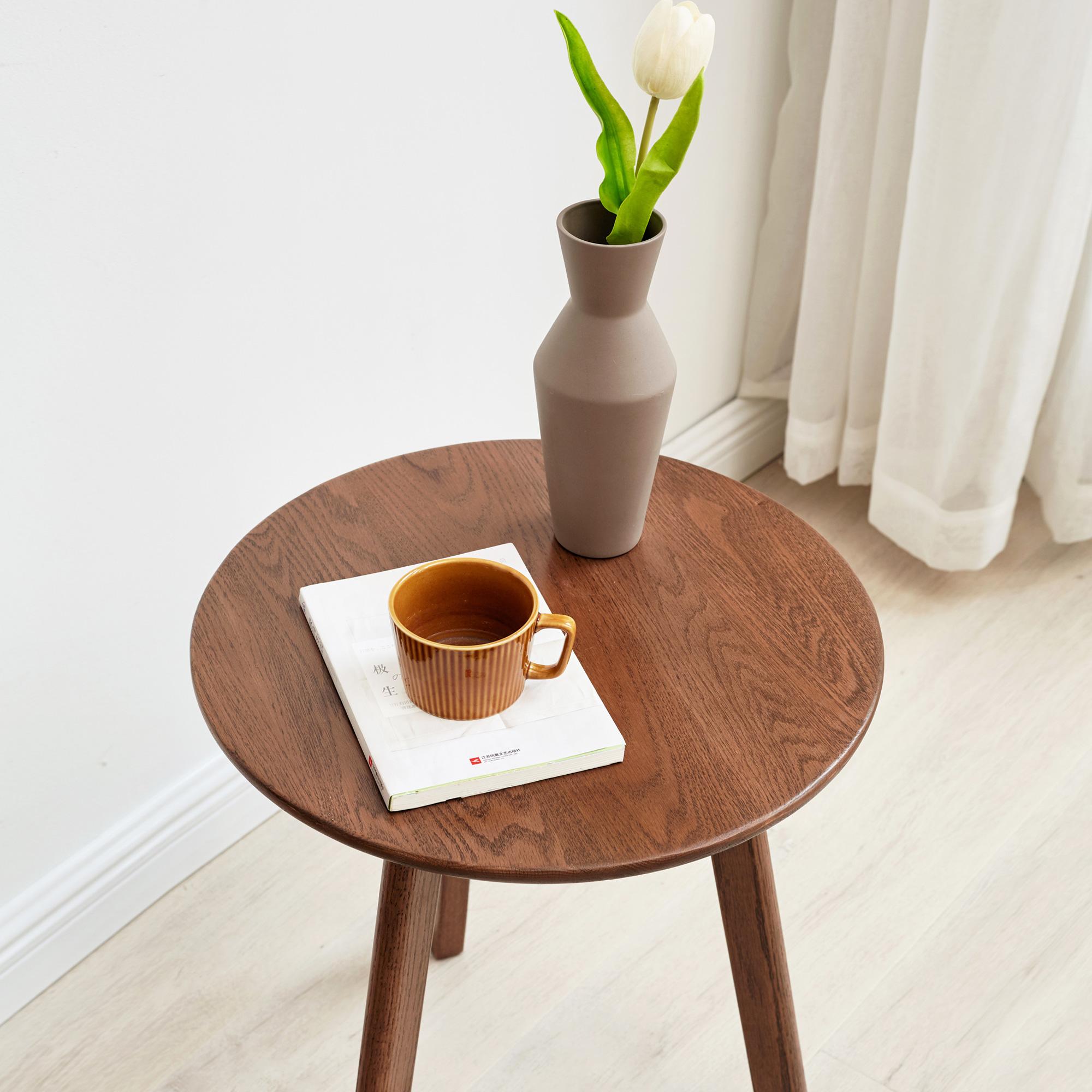 Stylish End Table with 3-Leg Stable Design & Non-Slip Pads, Versatile Side Table for Living or Bedroom, 17.5″ L x 17.5″ W x 19.5″ H, Walnut