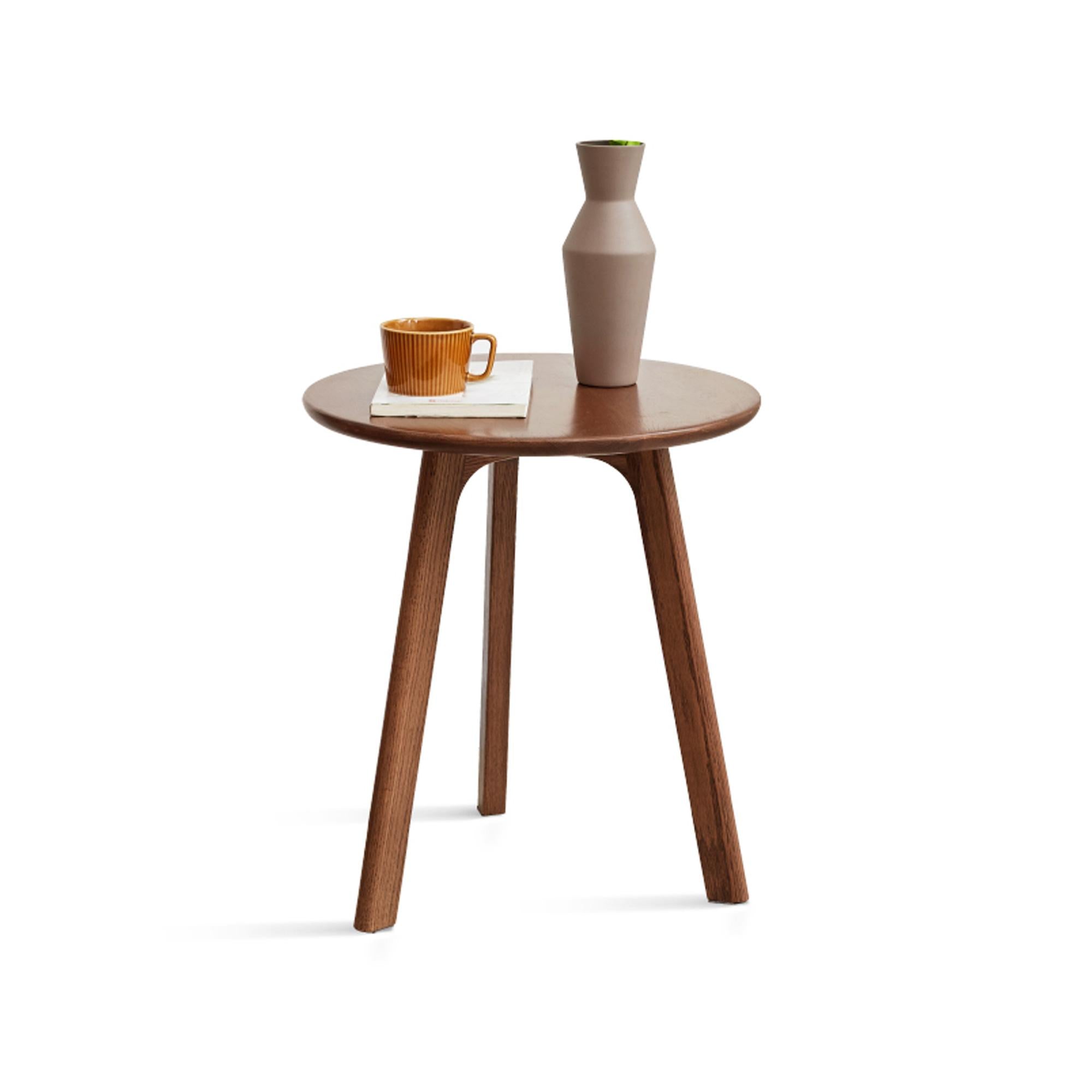 Stylish End Table with 3-Leg Stable Design & Non-Slip Pads, Versatile Side Table for Living or Bedroom, 17.5″ L x 17.5″ W x 19.5″ H, Walnut
